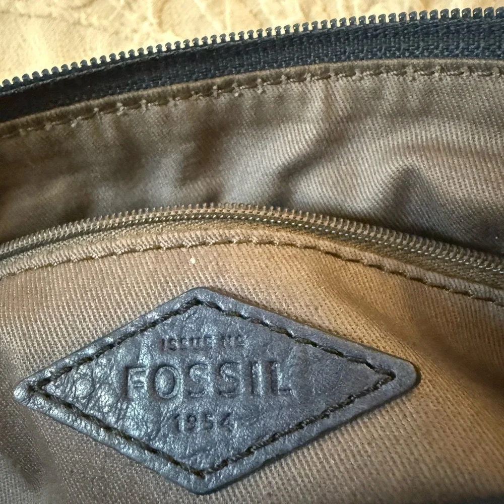 Fossil Navy Leather Shoulder Bag with Gold Accents - Picture 2 of 4